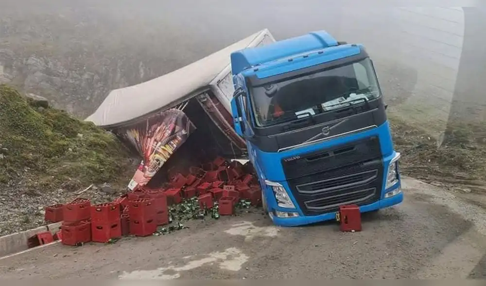 Al lugar llegaron efectivos de la Policía Nacional para reanudar el paso vehicular que se restringió con el accidente. Foto: Cusco Post Al lugar llegaron efectivos de la Policía Nacional para reanudar el paso vehicular que se restringió con el accidente. Foto: Cusco Post