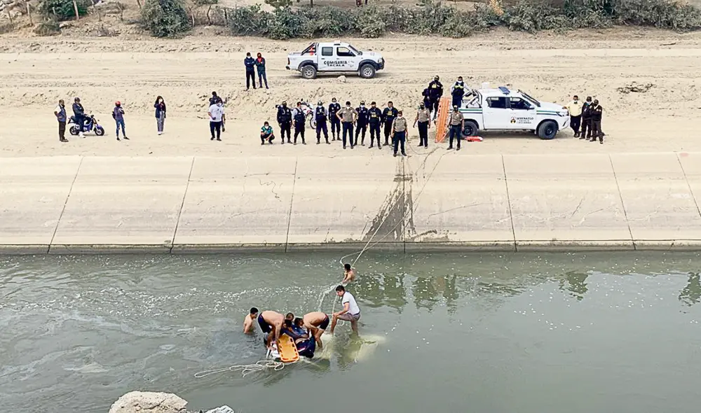 Rescate. Brigadas de la policía extrajeron los cuerpos atrapados dentro del sumergido carro. Foto: difusión