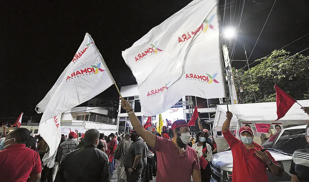 Festejos. Simpatizantes del partido Libre salieron a las calles para celebrar el resultado preliminar obtenido por su postulante. Foto: AFP Festejos. Simpatizantes del partido Libre salieron a las calles para celebrar el resultado preliminar obtenido por su postulante. Foto: AFP
