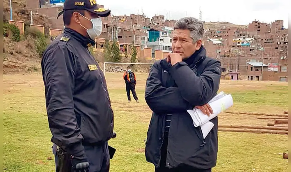 Presunta complicidad. Mayor Claudio Osorio junto a Enrique Calmet, durante la toma de terrenos en colegio Huáscar. Foto: La República