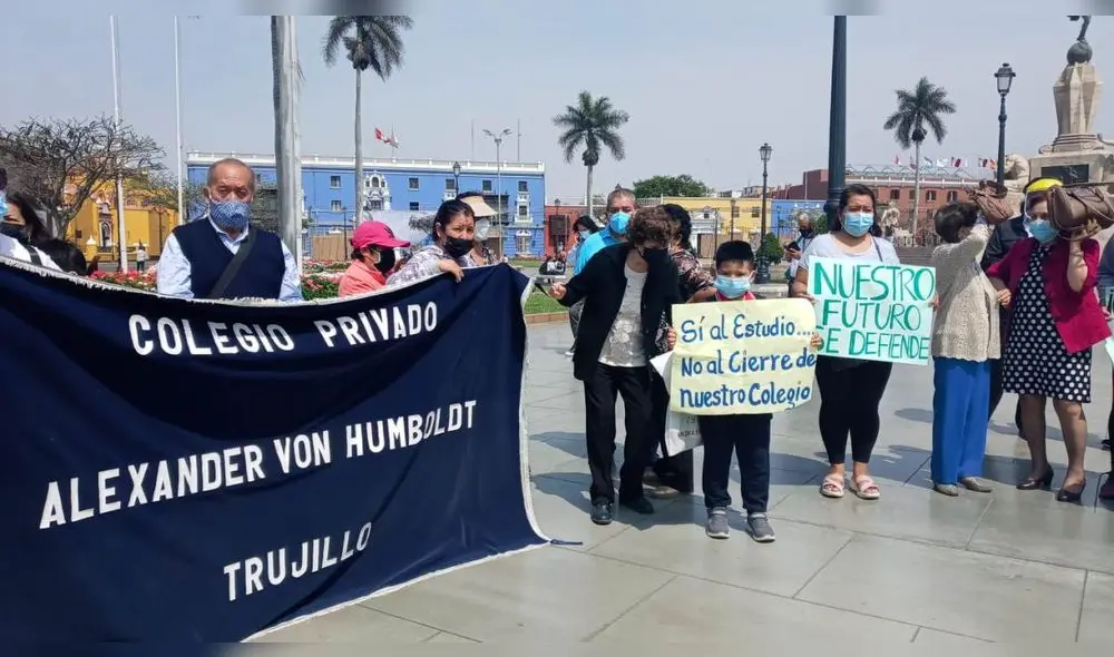 Padres y docentes piden que Fiscalía no permita que se pierda el local del colegio. Foto: Trujillo Hoy Padres y docentes piden que Fiscalía no permita que se pierda el local del colegio. Foto: Trujillo Hoy