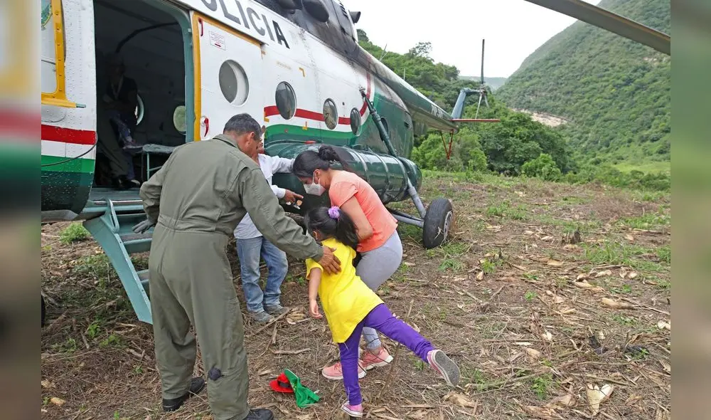Familias se trasladaron por medio de los helicópteros. Foto: Andina Familias se trasladaron por medio de los helicópteros. Foto: Andina