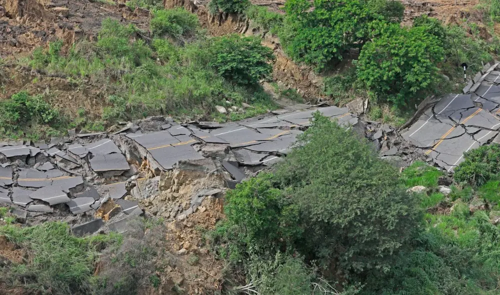 Tramo en el sector Aserradero, del km 263 al km 275, sufrió derrumbes que causaron el embalse del río Utcubamba. Foto: radio Marañón