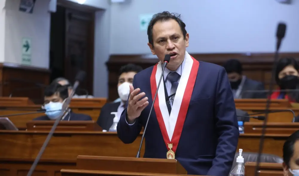 Parlamentario de izquierda es recordado por realizar “una oración de paz” durante debate de adelanto de elecciones. Foto: Congreso / Vídeo: Cuarto Poder Parlamentario de izquierda es recordado por realizar “una oración de paz” durante debate de adelanto de elecciones. Foto: Congreso / Vídeo: Cuarto Poder
