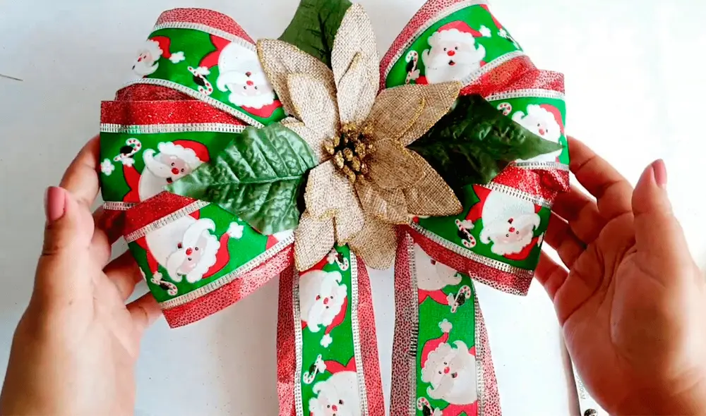 Los moños de Navidad se pueden colocar como decoración en la puerta, la mesa u otro lugar del hogar. Foto: captura de YouTube