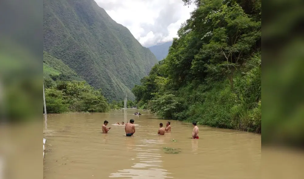Nivel del río subió tras derrumbe de cerro colindante. Foto: Andina Nivel del río subió tras derrumbe de cerro colindante. Foto: Andina