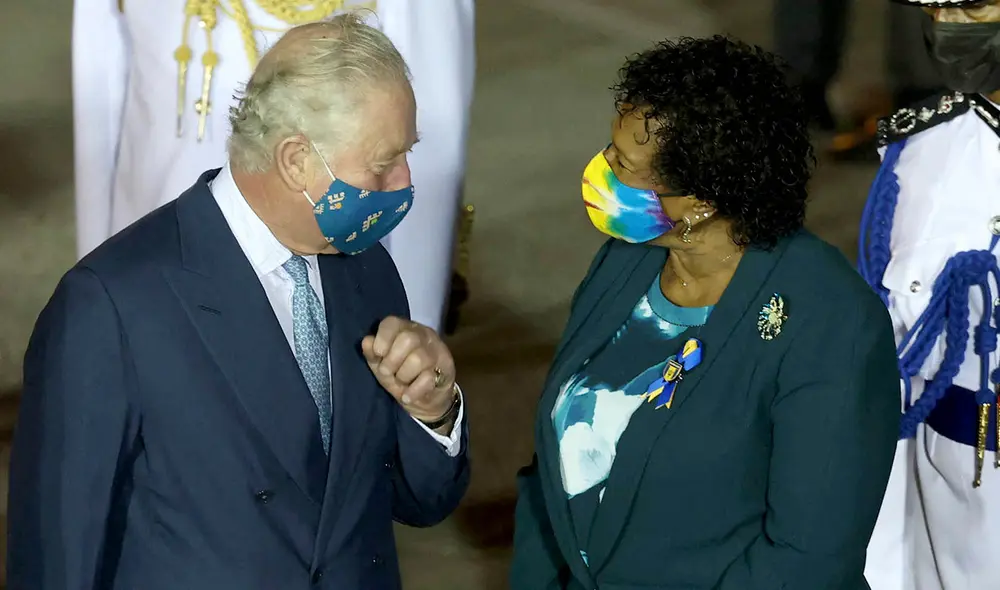 El príncipe Carlos, príncipe de Gales, es recibido por Dame Sandra Mason en el aeropuerto de Bridgetown (Barbados) el 28 de noviembre de 2021. Foto: AFP El príncipe Carlos, príncipe de Gales, es recibido por Dame Sandra Mason en el aeropuerto de Bridgetown (Barbados) el 28 de noviembre de 2021. Foto: AFP