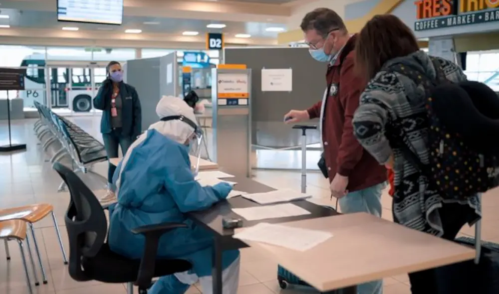 Pasajeros en el aeropuerto de Quito mientras pasan lo controles sanitarios por el coronavirus. Foto: Aeropuerto de Quito Pasajeros en el aeropuerto de Quito mientras pasan lo controles sanitarios por el coronavirus. Foto: Aeropuerto de Quito