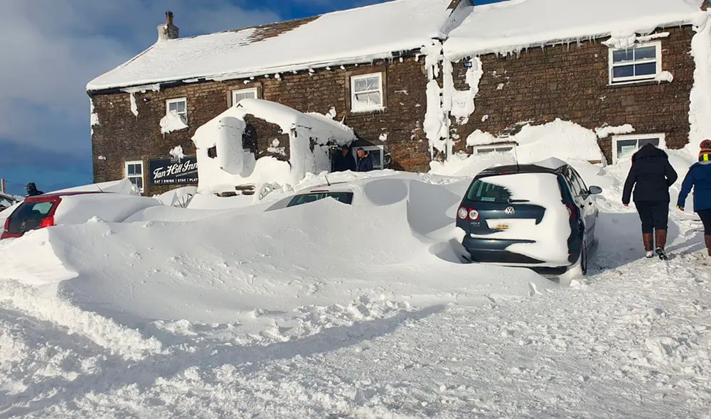 El personal del bar aconsejó a los asistentes permanecer en el bar, en lugar de emprender un peligroso viaje de regreso a sus casas. Foto: Facebook/Tan Hill Inn