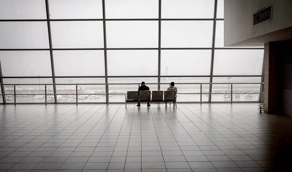 Confinamiento. Así lucen los ambientes del aeropuerto de Johannesburgo, en Sudáfrica. Foto: EFE