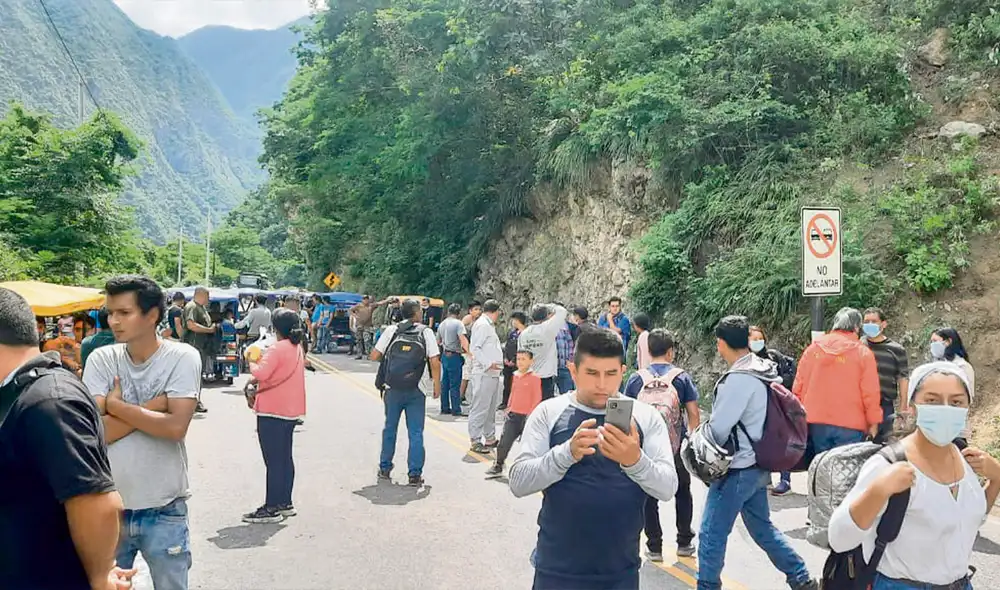 No hay pase. El colapso de algunas vías ha dejado a varias provincias sin transporte. Foto: cortesía Fórmula Radio No hay pase. El colapso de algunas vías ha dejado a varias provincias sin transporte. Foto: cortesía Fórmula Radio