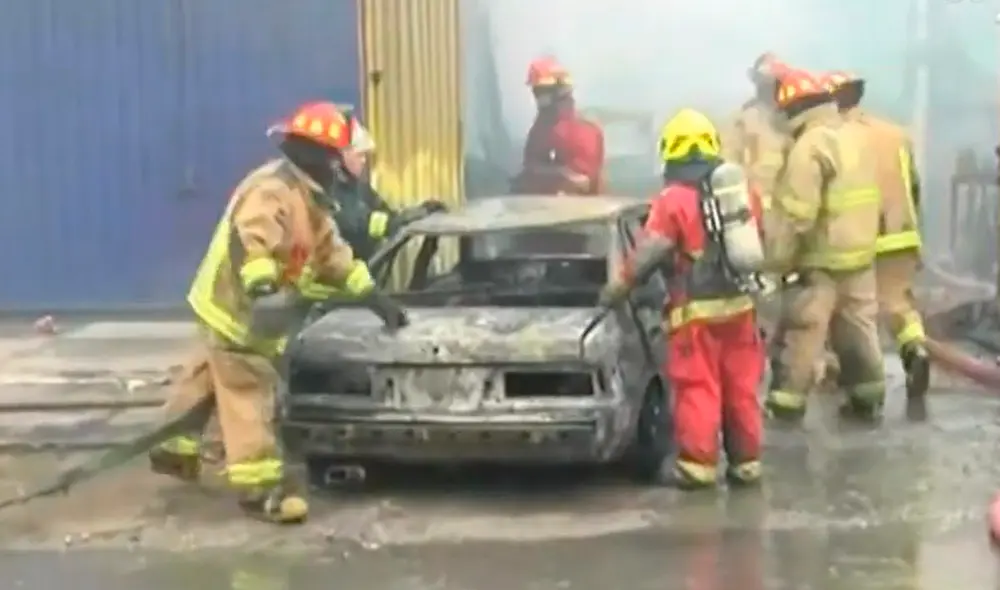 Varios vehículos dentro del taller quedaron completamente inservibles. Foto: captura TV Perú