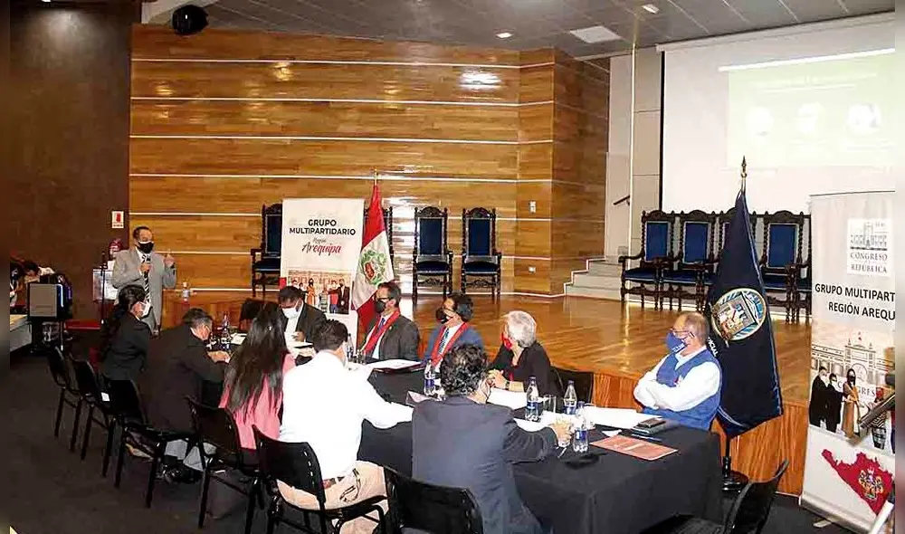 En Corte. Congresistas tuvieron mesa de trabajo con jueces. Foto: La República En Corte. Congresistas tuvieron mesa de trabajo con jueces. Foto: La República