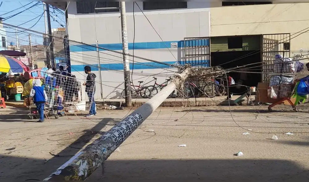 Es un riesgo para los transeúntes y conductores. Foto: Rosa Quincho/URPI-LR Es un riesgo para los transeúntes y conductores. Foto: Rosa Quincho/URPI-LR