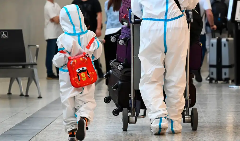 Por ahora hay más preguntas que respuestas en torno a la nueva variante ómicron, señaló la OMS. Foto: AFP