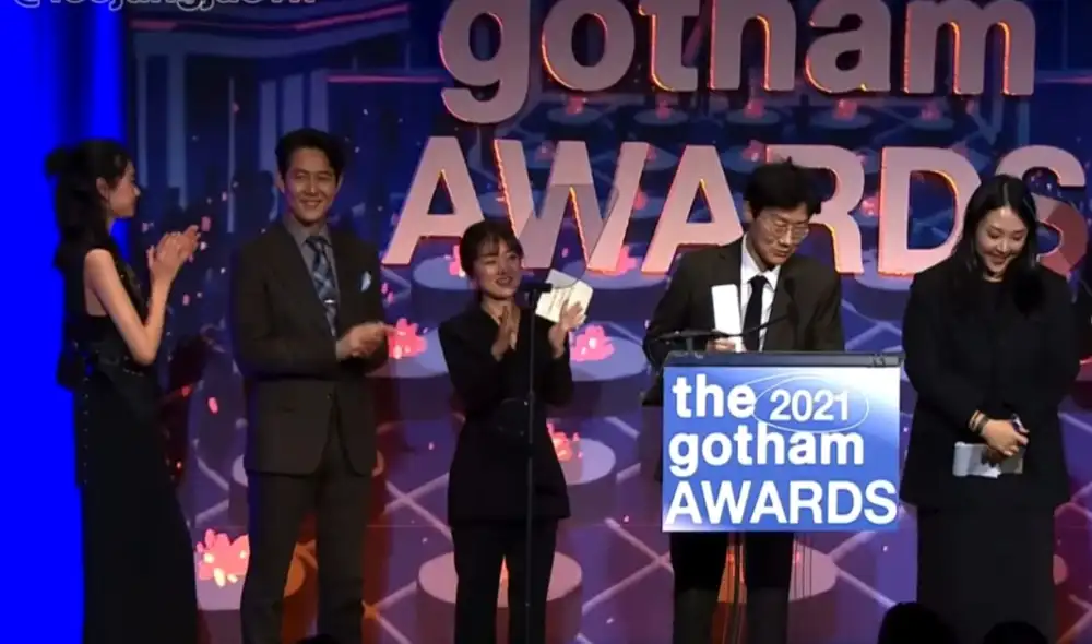 Equipo de El juego del calamar en ceremonia de los Premios Gotham 2021. Foto: captura YouTube Equipo de El juego del calamar en ceremonia de los Premios Gotham 2021. Foto: captura YouTube