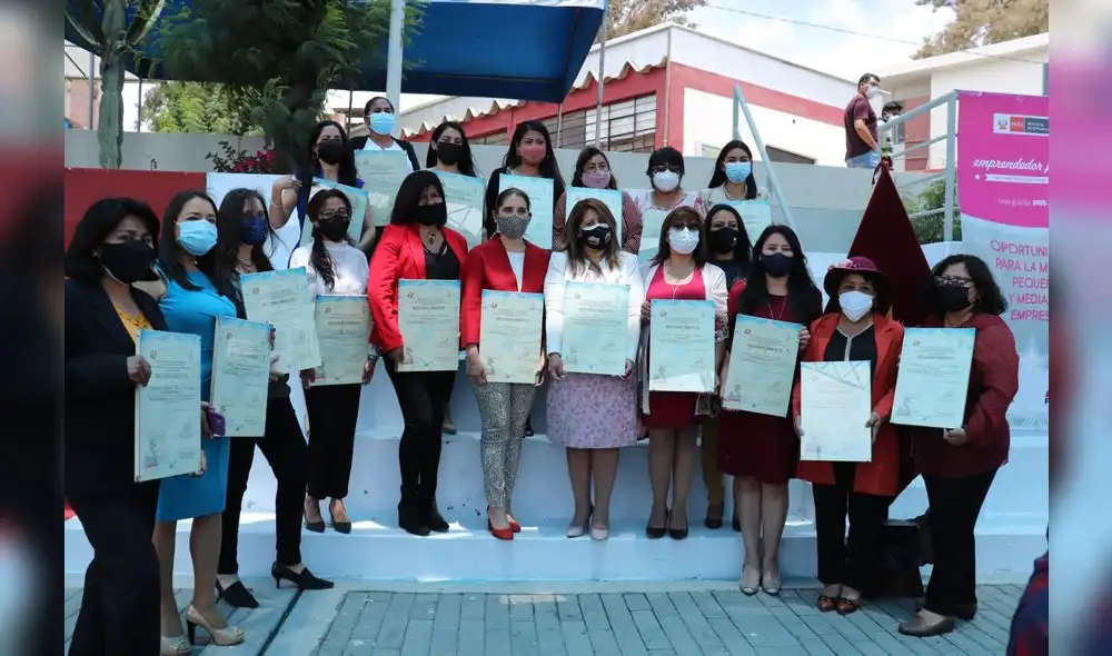 Mujeres fueron reconocidas durante evento de la Gerencia Regional de Producción. Foto: Alexis Choque / URPI