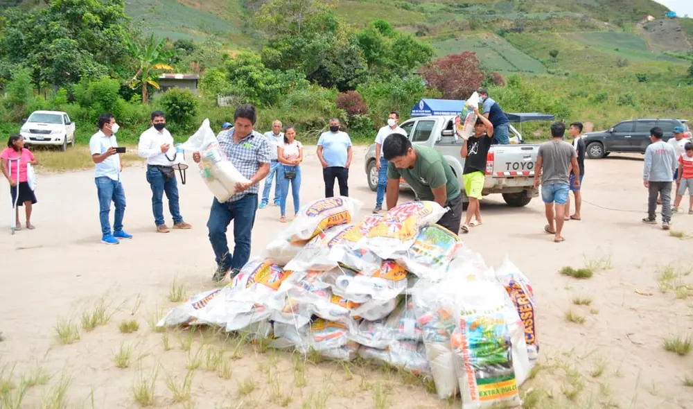 Hasta el lugar llegó el director general del campus UCV Chiclayo para entregar canastas con víveres. Foto: UCV Hasta el lugar llegó el director general del campus UCV Chiclayo para entregar canastas con víveres. Foto: UCV