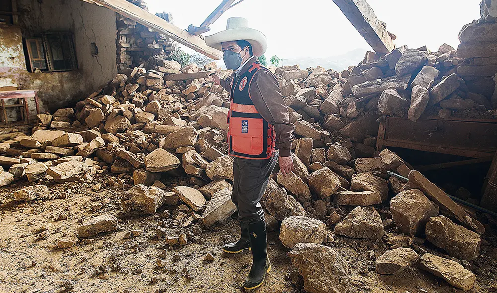 Entre escombros. Todo apunta a que el presidente Pedro Castillo será citado en el hemiciclo. De sus respuestas depende que continúe en Palacio de Gobierno. Foto: Sepres
