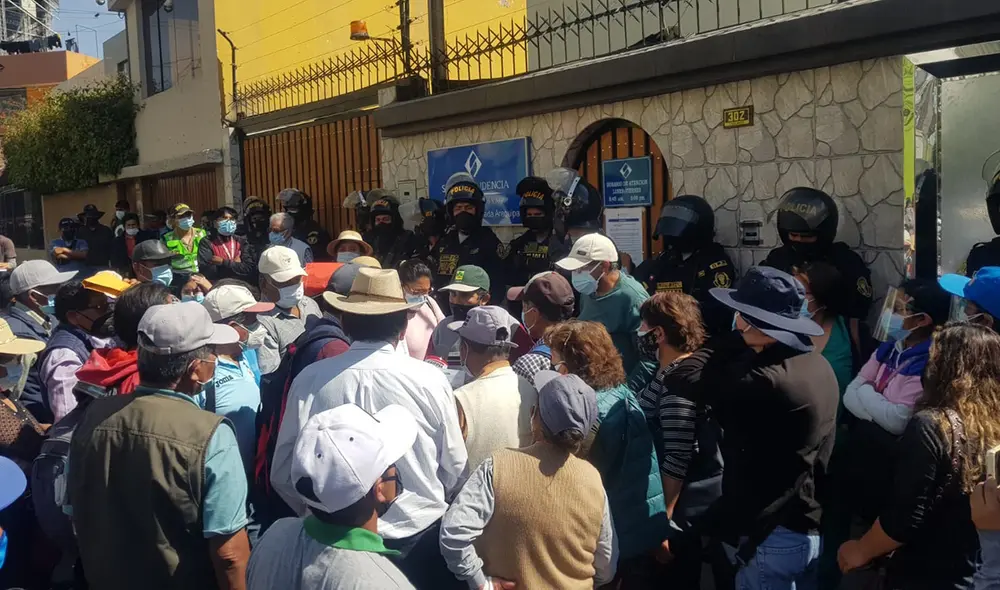 Un contingente de la Policía Nacional llegó a los exteriores de la SBS para resguardar las instalaciones. Foto: Alexis Choque/URPI