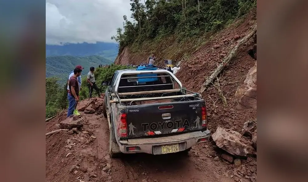 Vehículos quedaron detenidos por los deslizamientos en esta vía. Foto: Chachapoyas Digital.