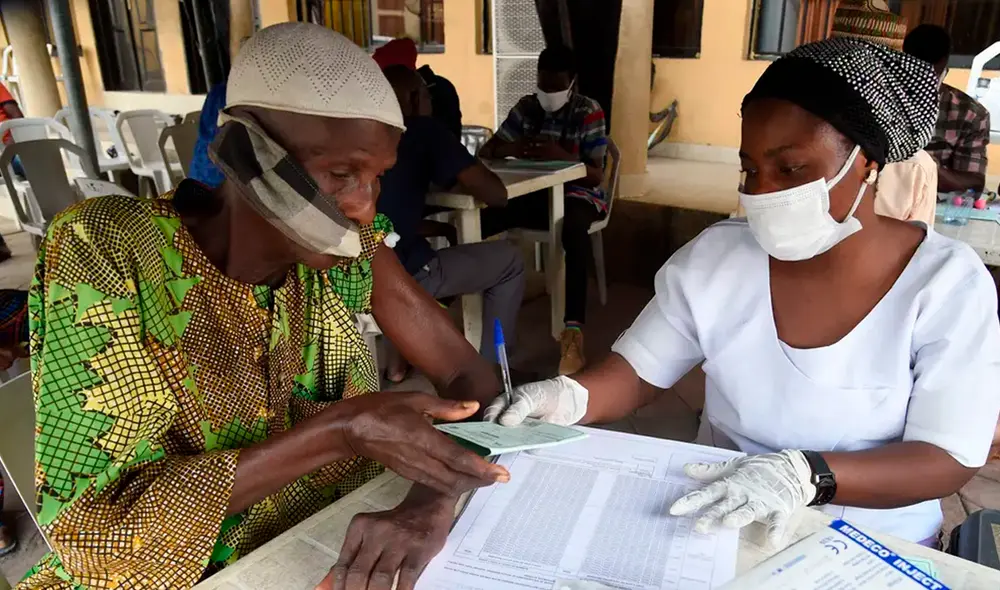 Desde que empezó la pandemia, las autoridades nigerianas han confirmado más de 214.200 infecciones y cerca de 3.000 muertes por COVID-19. Foto: AFP