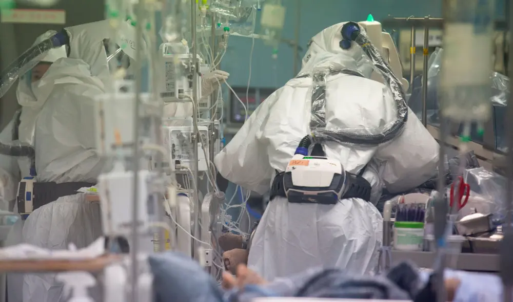 En conferencia de Consejo de Ministros, Hernando Cevallos detalló lo que se sabe hasta el momento del viajero procedente de Perú contagiado con la nueva variante del coronavirus. Foto: referencial / EFE