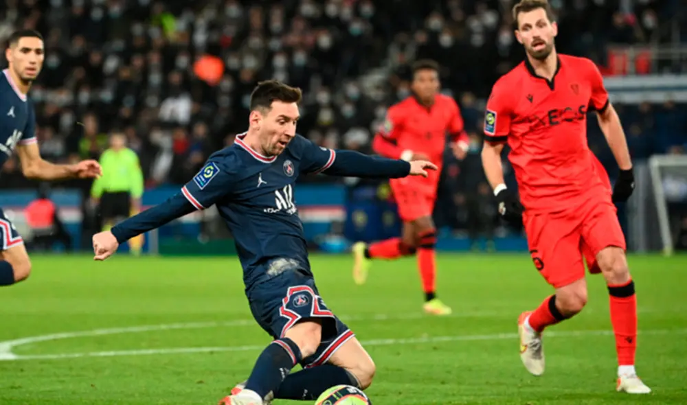Lionel Messi disputa el encuentro tras obtener su sétimo Balón de Oro. Foto: AFP Lionel Messi disputa el encuentro tras obtener su sétimo Balón de Oro. Foto: AFP