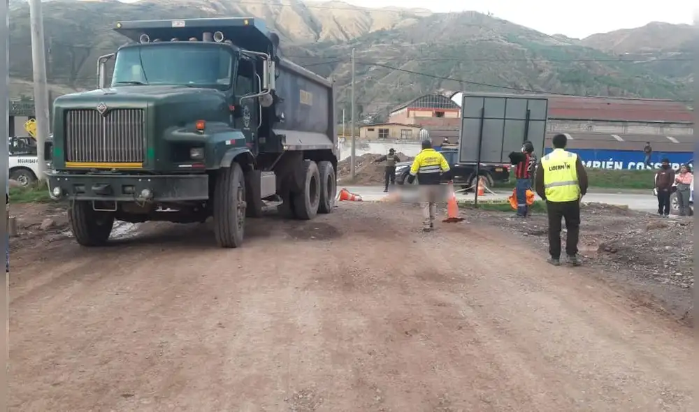 Policías detuvieron a conductor para las diligencias de ley. Foto: PNP