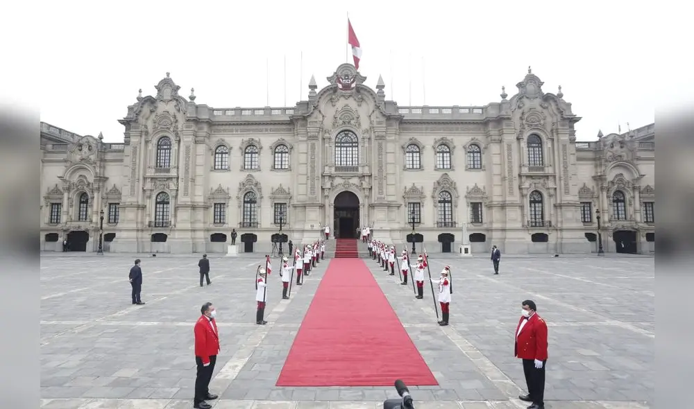 Personal del Ministerio Público se encuentra en los exteriores de Palacio de Gobierno. Fotos: Carlos Félix / GLR