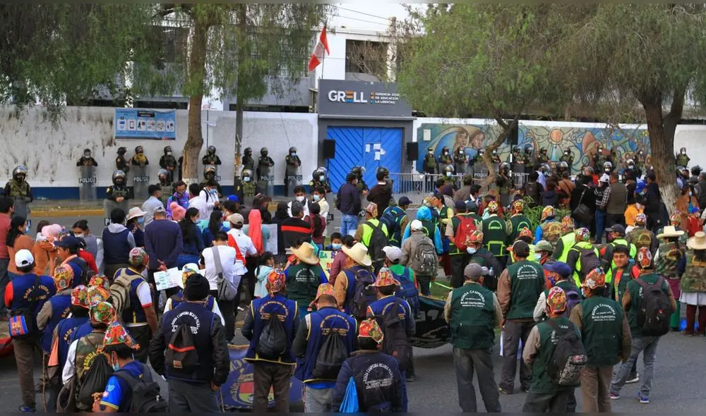 Ronderos esperan expectantes balance de reunión. Foto: Jaime Mendoza/LR Ronderos esperan expectantes balance de reunión. Foto: Jaime Mendoza/LR