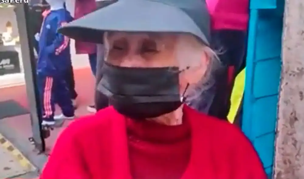 La adulta mayor vende golosinas en el Centro de Lima desde hace una década. Foto: captura de Exitosa La adulta mayor vende golosinas en el Centro de Lima desde hace una década. Foto: captura de Exitosa