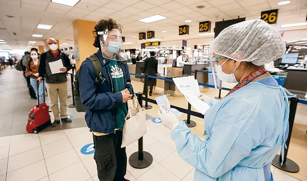 Medidas drásticas. Si bien aún no se sabe si la variante ómicron es más contagiosa, el Minsa priorizó acciones frente a aglomeraciones por fiestas navideñas. Foto: difusión