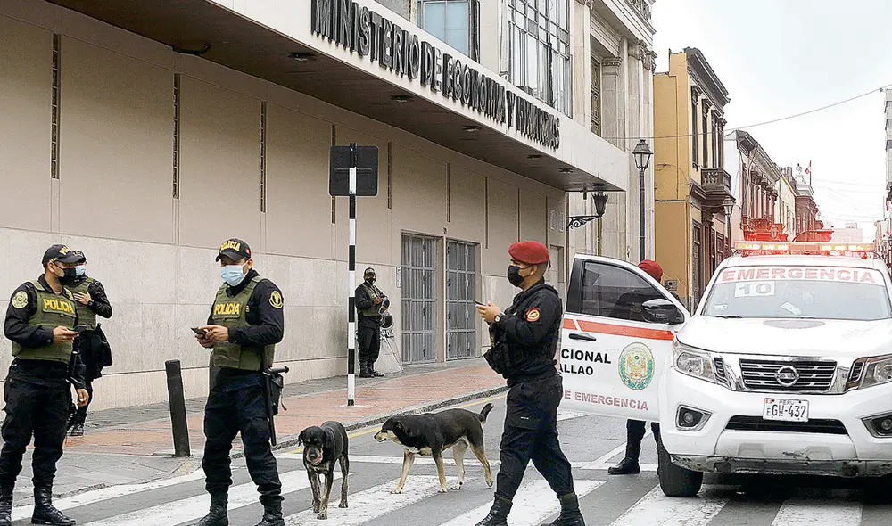 Allanamiento. La intervención de la Fiscalía incluyó el allanamiento de las sedes de los ministerios de Economía y Vivienda en busca de elementos probatorios. Foto: Félix Contreras / La República