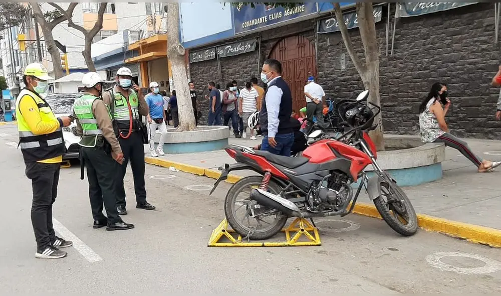 Vehículos mayores y menores hacen uso indebido de la vía pública. Foto: Carlos Vásquez/URPI-LR Vehículos mayores y menores hacen uso indebido de la vía pública. Foto: Carlos Vásquez/URPI-LR