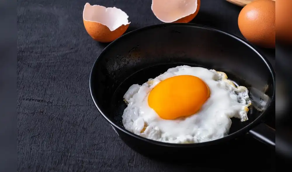 El huevo frito es uno de los platos más sencillos de cocinar, pero eso no lo excluye de realizar algunas técnicas para que salga perfecto. Foto: Vecteezy