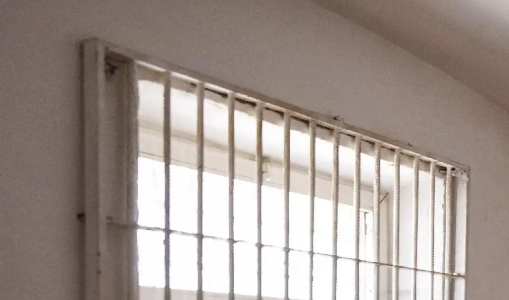 La mujer fue descubierta por la única ventana que tiene la vivienda donde vivía en Colombia. Foto: AFP La mujer fue descubierta por la única ventana que tiene la vivienda donde vivía en Colombia. Foto: AFP