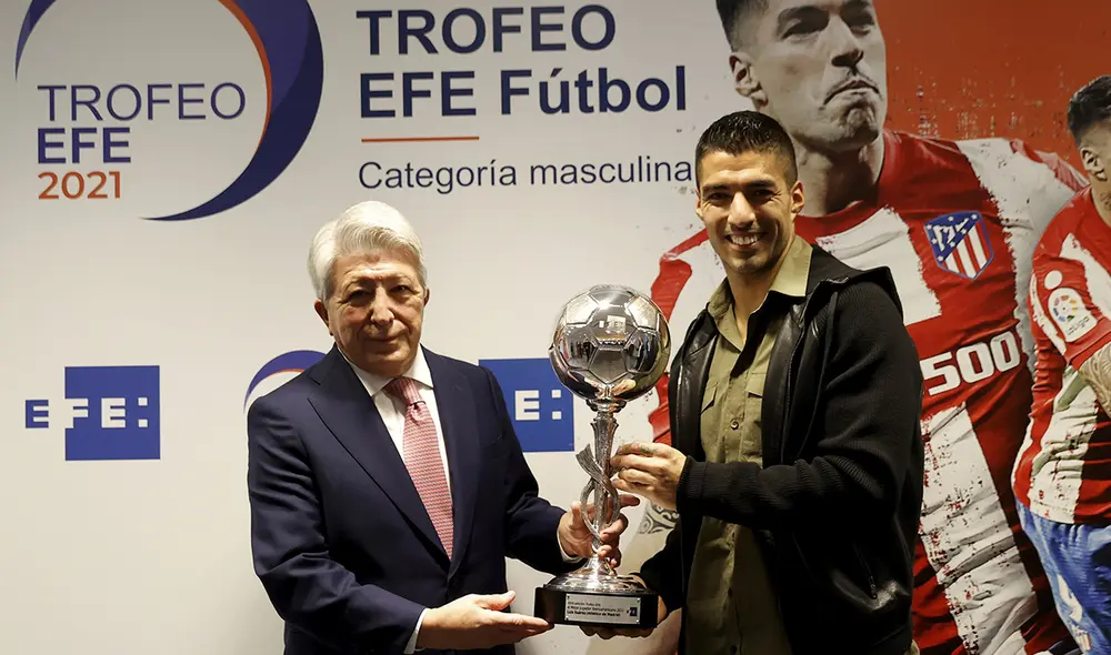 Luis Suárez y Enrique Cerezo en la premiación. Foto: EFE