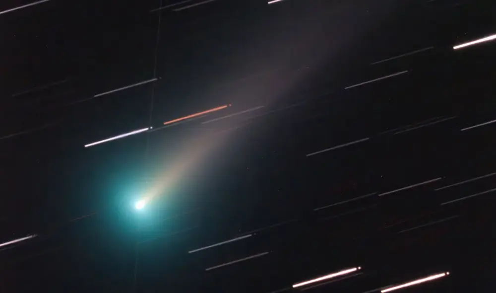 Cometa Leonard captado durante una hora, por eso se aprecia el movimiento de los cuerpos celestes de fondo. Foto: Paul Macklin / Twitter