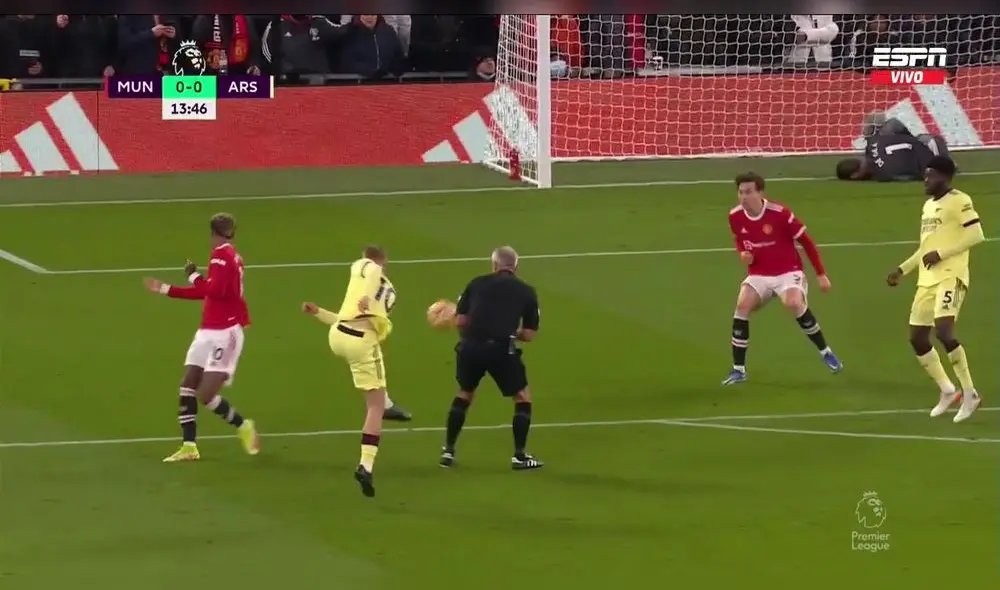Manchester United vs. Arsenal: árbitro convalidó gol de la visita con la ayuda del VAR. Foto: captura de ESPN