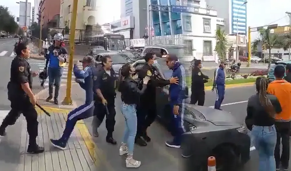 El hombre perdió el control y atacó al uniformado en varias oportunidades. Foto: TV Perú El hombre perdió el control y atacó al uniformado en varias oportunidades. Foto: TV Perú