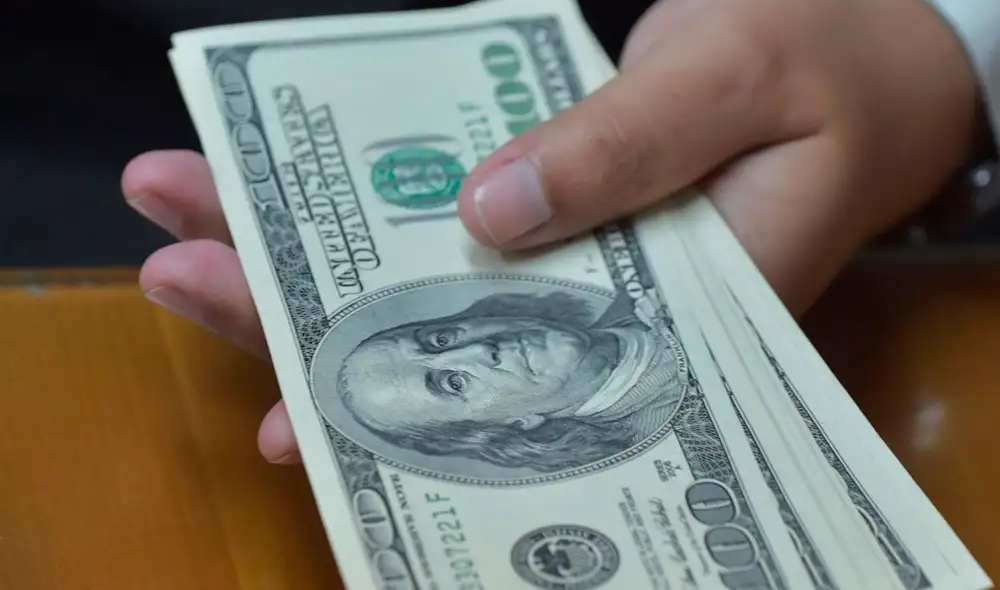 Conoce cuál es el precio del dólar en Perú hoy viernes 3 de diciembre del 2021. Foto: AFP
