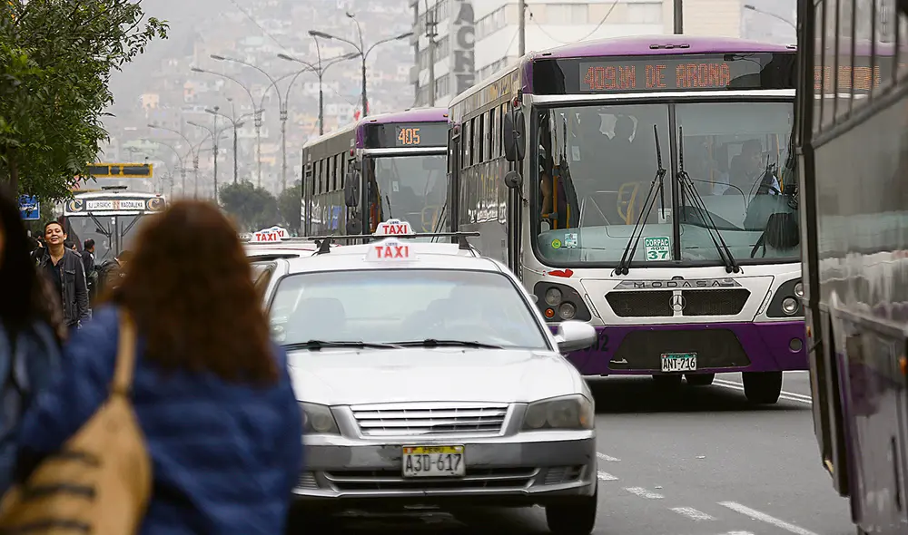 Ahogados. Los buses morados deben enfrentar la competencia desleal de los colectivos y el desinterés de las autoridades. Foto: La República