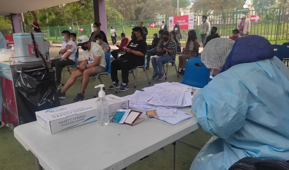 Ciudadanos acuden hasta los centros de vacunación a recibir su dosis contra la COVID-19. Foto: URPI-LR Ciudadanos acuden hasta los centros de vacunación a recibir su dosis contra la COVID-19. Foto: URPI-LR