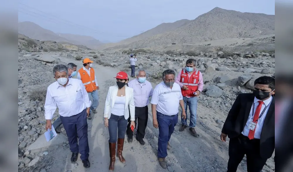 La titular de la ARCC, Amalia Moreno, llegó con autoridades hasta la quebrada San Ildefonso. Foto: ARCC