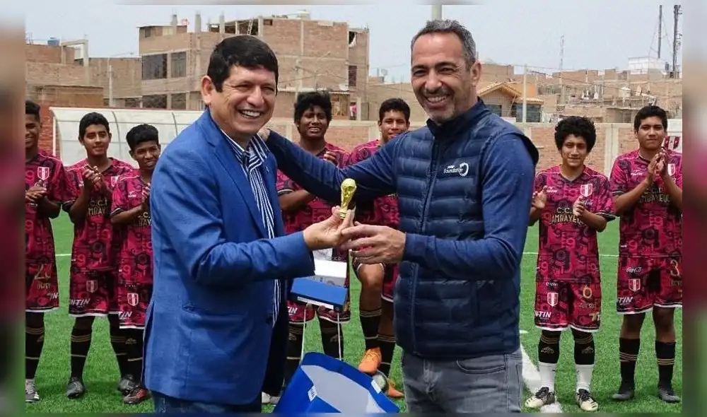 Djorkaeff recibió una réplica pequeña de la Copa del Mundo de parte del presidente de la FPF, Agustín Lozano. Foto: FPF