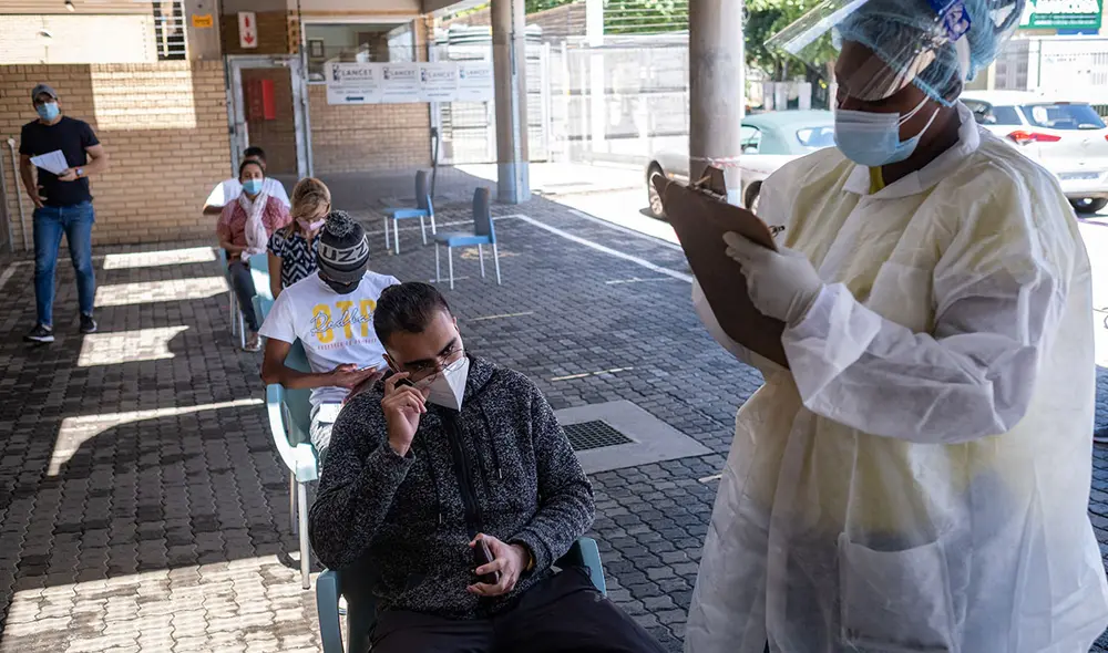 Estudio realizado en Sudáfrica constató una mayor tasa de reinfecciones causadas por la variante Ómicron del coronavirus. Foto: AFP