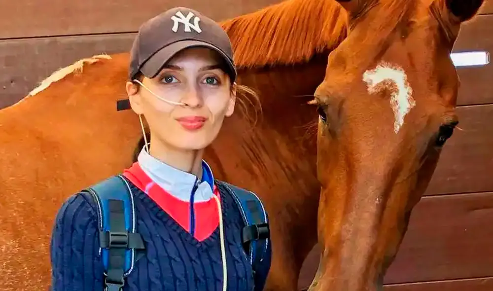 Evie Toombes, joven británica de 20 años, acusó al doctor de su madre de ser responsable de la discapacidad con la que nació. Foto:  Twitter/Wion