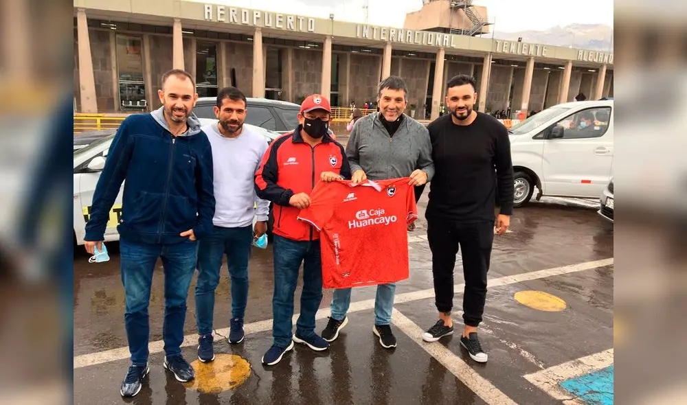 Comando técnico de Cienciano con la camiseta que defenderán en el 2022 Foto: Club Cienciano Comando técnico de Cienciano con la camiseta que defenderán en el 2022 Foto: Club Cienciano