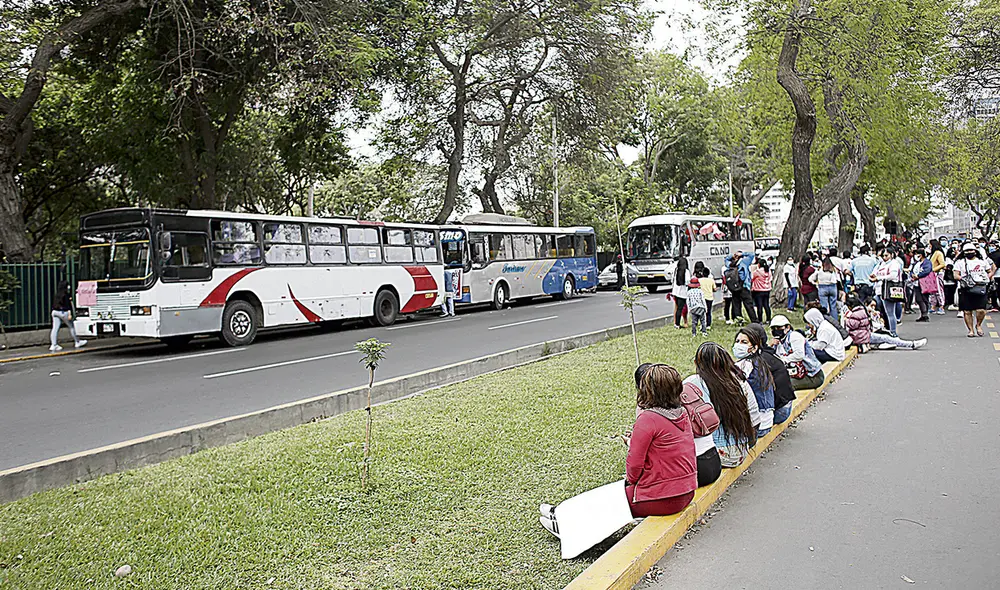 Filas. Gran cantidad de buses llegaron a Jesús María, muchos de ellos semivacíos o vacíos. Marcha no logró convocatoria deseada. Foto: Antonio Melgarejo/La República